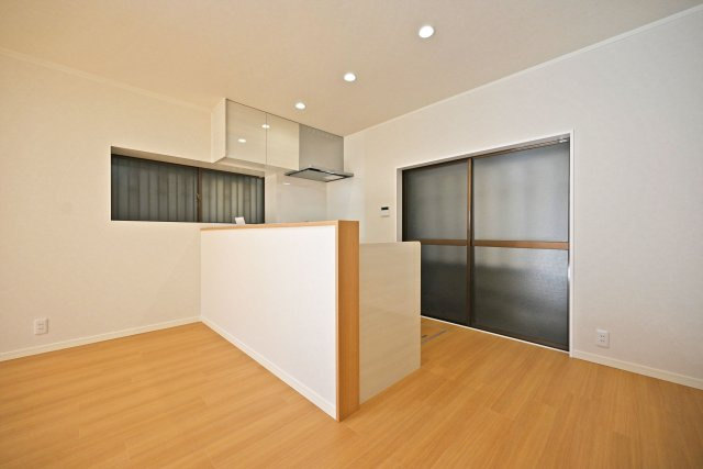 伊丹市荻野4丁目中古戸建│3LDK+駐車1台可の居間・リビング|キッチン上部にはダウンライトを採用し、作業性を確保。