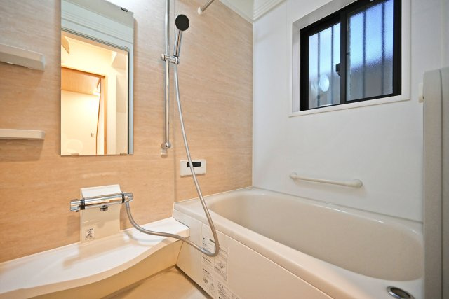 伊丹市荻野4丁目中古戸建│3LDK+駐車1台可の浴室|1階浴室の内観写真です。 一日の疲れを癒す心地よいバスタイムを実現します！