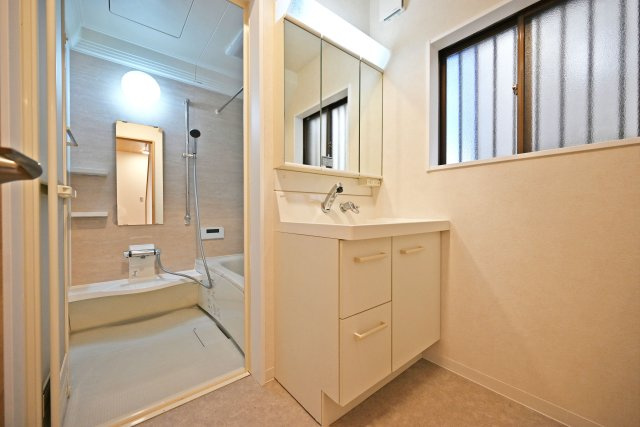 伊丹市荻野4丁目中古戸建│3LDK+駐車1台可の独立洗面台|1階洗面台は3面鏡裏収納付きのドレッサーを採用しています。小窓も設けているため、電気乾燥機等によりこもる湿気もしっかり排出できます。