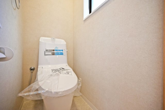 伊丹市荻野4丁目中古戸建│3LDK+駐車1台可のトイレ|1階トイレの内観写真です。温水洗浄便座付きトイレで寒い日も快適に利用していただけます。