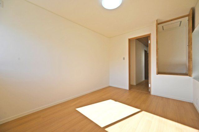 伊丹市荻野4丁目中古戸建│3LDK+駐車1台可の洋室|-洋室6帖(2F)-