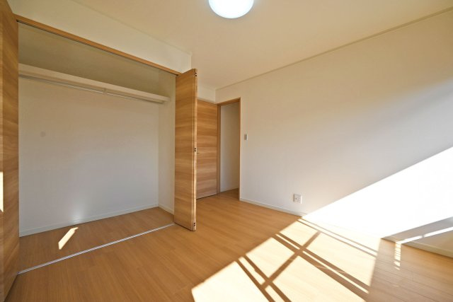 伊丹市荻野4丁目中古戸建│3LDK+駐車1台可の収納|-洋室6帖(2F)-