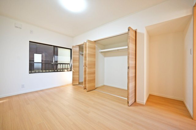 伊丹市荻野4丁目中古戸建│3LDK+駐車1台可の洋室|-洋室6.5帖(2F)-
各居室6帖以上、収納付！収納庫内には枕棚とハンガーレールを配置しています。