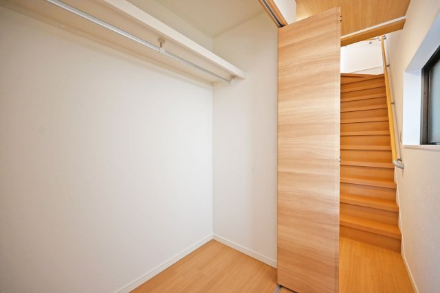 伊丹市荻野4丁目中古戸建│3LDK+駐車1台可の収納|1階廊下部分、収納庫内の内観写真です。
日用品や掃除用品など幅広く収納して頂けます。