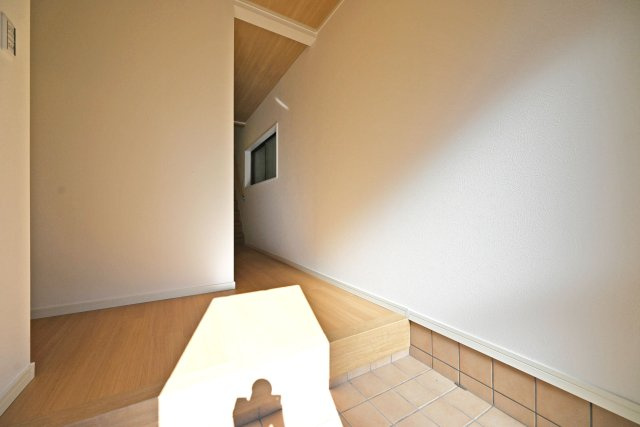 伊丹市荻野4丁目中古戸建│3LDK+駐車1台可の玄関|1階玄関入ってすぐの内観写真です。
