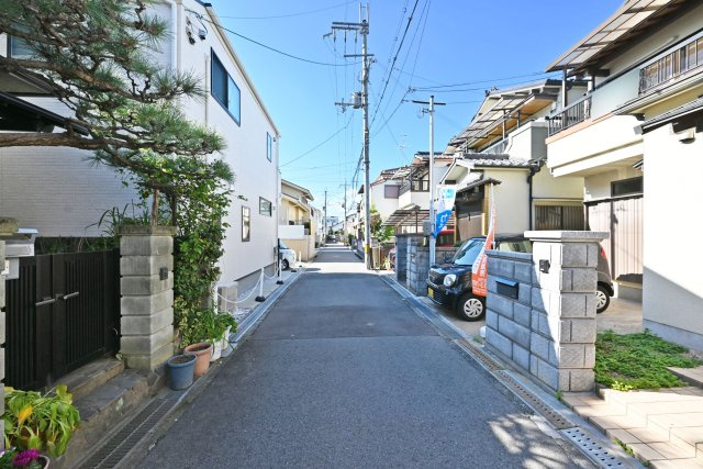 伊丹市荻野4丁目中古戸建│3LDK+駐車1台可の前面道路含む現地写真|前面道路幅は南東側に約4ｍ幅です。