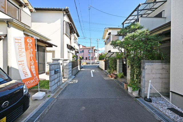 伊丹市荻野4丁目中古戸建│3LDK+駐車1台可の前面道路含む現地写真|前面道路幅は南東側に約4ｍ幅です。