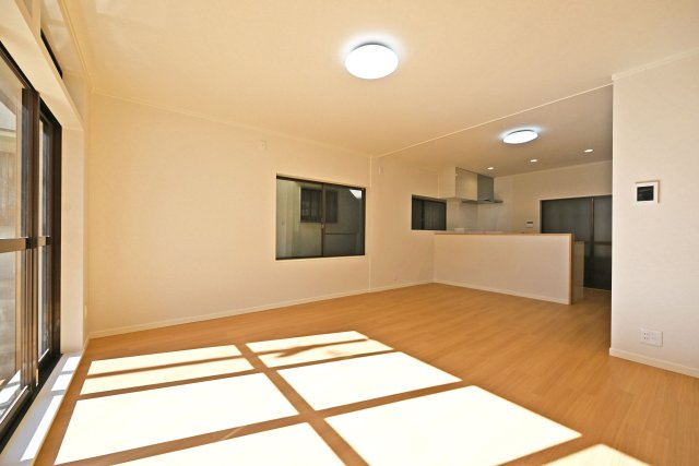 伊丹市荻野4丁目中古戸建│3LDK+駐車1台可の居間・リビング|1階LDKの内観写真です。 LDKは約18帖でゆとりある広さです。 インテリア配置に困らない間取り設計に加え、お子様のいる世帯に必要な部屋数を備えた物件です。