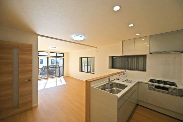 伊丹市荻野4丁目中古戸建│3LDK+駐車1台可の居間・リビング|キッチンは対面式ながらカウンタータイプの為手元を隠しながら調理とコミュニケーションの両立が可能。実用性と意匠性を兼ね備えたLDKに仕上がりました。キッチンからの配膳効率も良いのが魅力です。