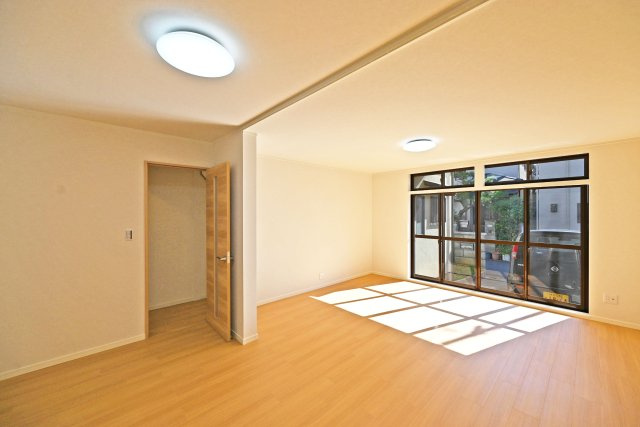 伊丹市荻野4丁目中古戸建│3LDK+駐車1台可のダイニング|1階LDKをダイニング側から撮影した内観写真です。 ダイニングは「誰かが座っても通行の邪魔にならない」ストレスフリーの広さを確保。キッチンからの配膳効率も良いのが魅力です。