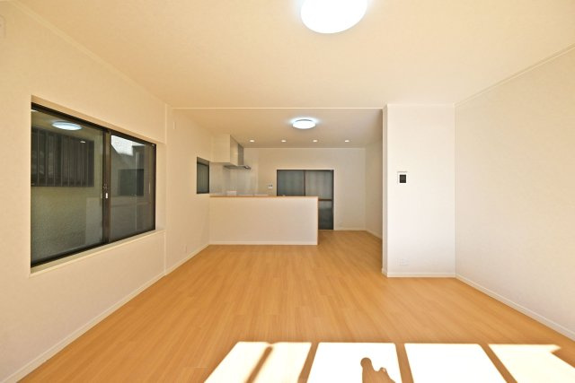 伊丹市荻野4丁目中古戸建│3LDK+駐車1台可の居間・リビング|1階LDKをリビング側から正面に撮影した内観写真です。対面式キッチンで家族同士のつながりを感じやすく、1階に水回りが配置されている為、家事動線良好です。