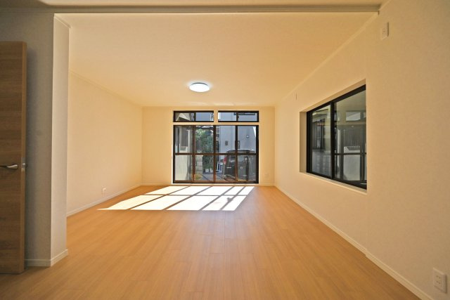 伊丹市荻野4丁目中古戸建│3LDK+駐車1台可の居間・リビング|1階LDKをキッチン側から正面に撮影した内観写真です。ご家族みんなで寛げるLDKの空間。 リフォーム済の為、室内大変美麗です。 ぜひ一度、ご内覧ください。