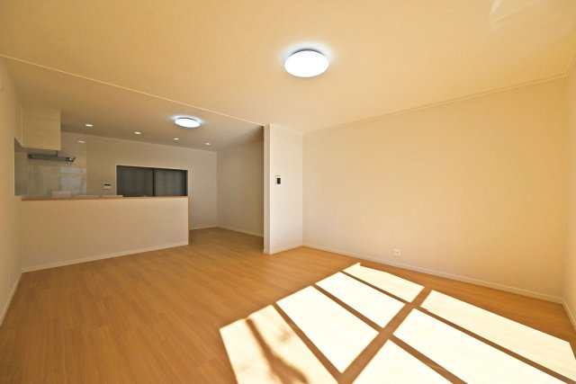 伊丹市荻野4丁目中古戸建│3LDK+駐車1台可の居間・リビング|ナチュラルテイストな内装はどんな家具も合わせやすく、お好みのインテリアコーディネートをお楽しみいただけます。