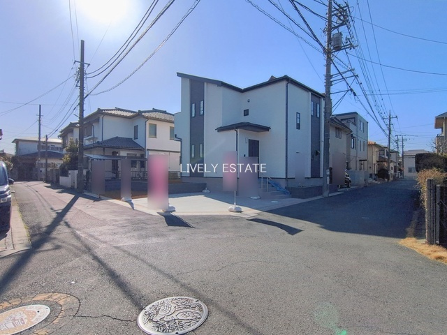 越谷市宮本町2丁目 新築分譲住宅 A号棟の前面道路含む現地写真