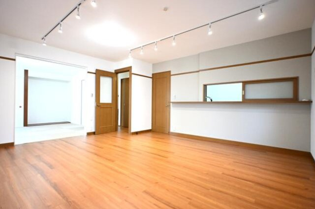 横浜市青葉区若草台 中古戸建て【仲介手数料無料】カースペース2台の居間・リビング