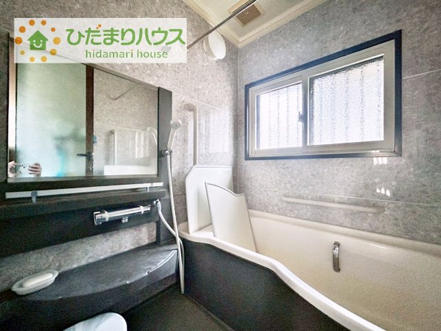 【浴室】 | 取手市中原町　中古戸建 | 広々お風呂は窓もあり、換気もすぐできます！