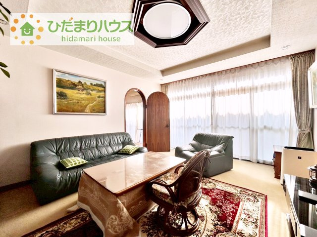 【居間・リビング】 | 取手市中原町　中古戸建 | 大きな窓から陽の光が降り注ぎます！