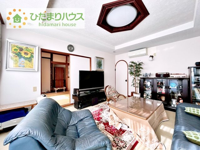 【居間・リビング】 | 取手市中原町　中古戸建 | 白を基調とし、明るいリビングになっております！