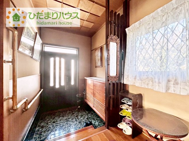 【玄関】 | 取手市中原町　中古戸建 | 広くて明るい玄関、手すりも付いております！