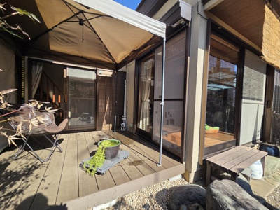 【その他】 | 瀬谷区本郷2丁目売地【瀬谷駅北口徒歩18分敷地面積約55坪の整形地物件/建築条件なし/古家あり】 | 本物件1階洋室・ウッドデッキ部分。陽当たり面をご参考ください。