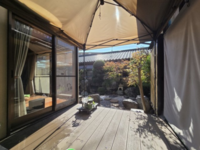 【その他】 | 瀬谷区本郷2丁目売地【瀬谷駅北口徒歩18分敷地面積約55坪の整形地物件/建築条件なし/古家あり】 | 本物件ウッドデッキ部分。陽当たり面をご参考ください。