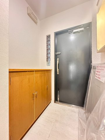 青葉丘マンションの玄関