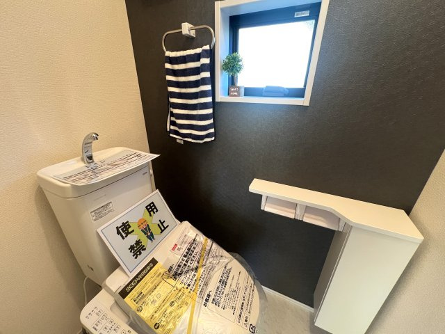 とんでもない広さのファミリークロークが魅力的！【旭区中沢３丁目】新築戸建のトイレ|ゆったりとした空間のトイレです