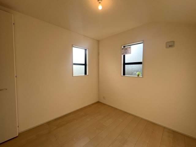 とんでもない広さのファミリークロークが魅力的！【旭区中沢３丁目】新築戸建の洋室|スタンダードな洋室です