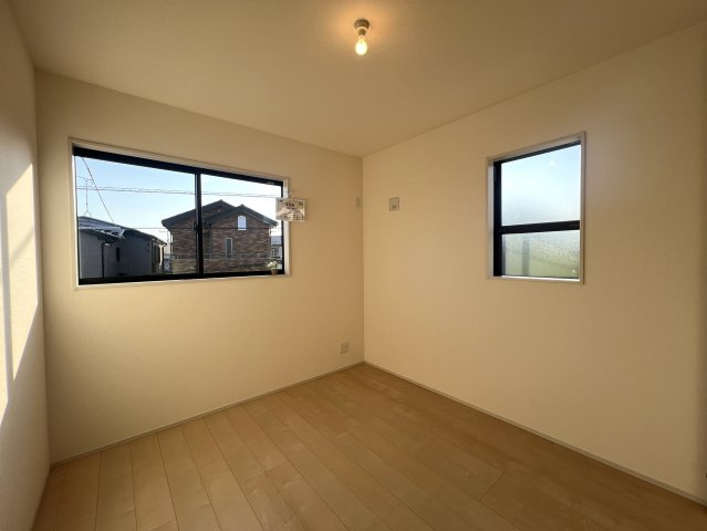 とんでもない広さのファミリークロークが魅力的！【旭区中沢３丁目】新築戸建の洋室|使い勝手のいい洋室です