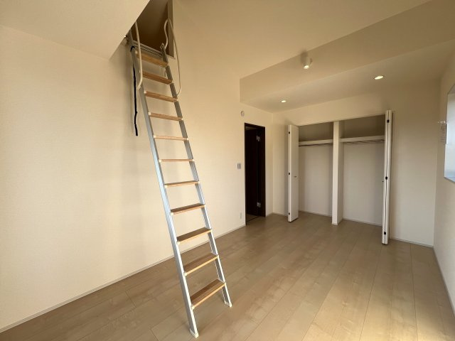 とんでもない広さのファミリークロークが魅力的！【旭区中沢３丁目】新築戸建の洋室|スタンダードな洋室です