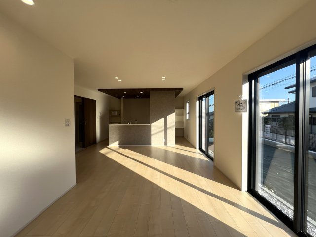 とんでもない広さのファミリークロークが魅力的！【旭区中沢３丁目】新築戸建の居間・リビング|こちらのリビングで趣味の時間をお楽しみください