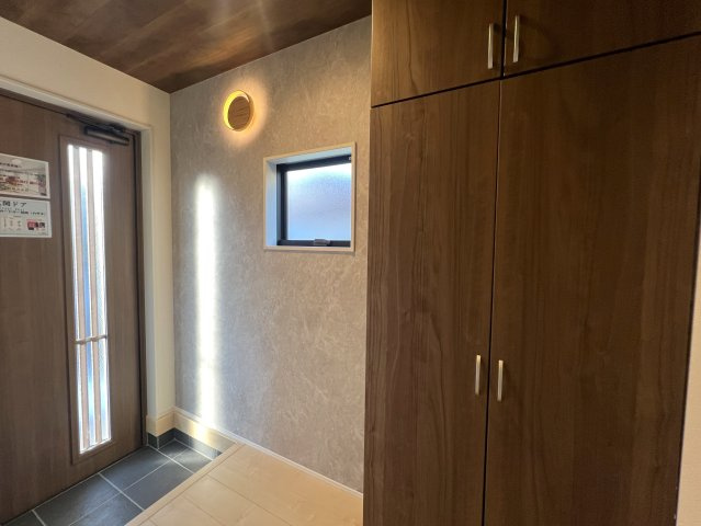 とんでもない広さのファミリークロークが魅力的！【旭区中沢３丁目】新築戸建の玄関|シンプルで使いやすい玄関です