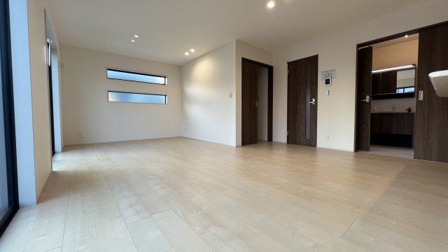 とんでもない広さのファミリークロークが魅力的！【旭区中沢３丁目】新築戸建の居間・リビング|こちらの居間で趣味の時間をお楽しみください