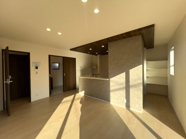 とんでもない広さのファミリークロークが魅力的！【旭区中沢３丁目】新築戸建の居間・リビング|ゆったりとした居間です