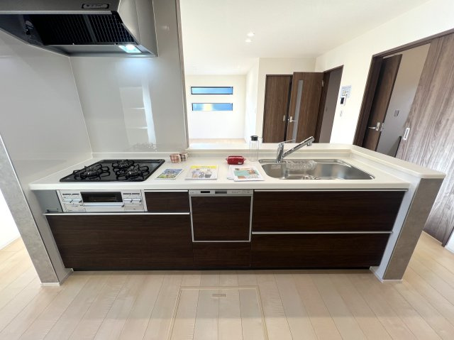 とんでもない広さのファミリークロークが魅力的！【旭区中沢３丁目】新築戸建のキッチン|お料理しやすいキッチンです