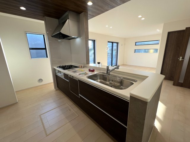 とんでもない広さのファミリークロークが魅力的！【旭区中沢３丁目】新築戸建のキッチン|お料理しやすいキッチンです