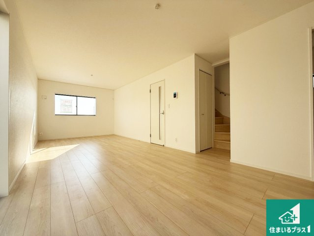 岸和田市門前町　第2期　新築一戸建ての居間・リビング|日当たり良好の明るいリビングで朝の目覚めもスッキリできそう！対面キッチンでご家族のコミュニケーションも自然と増える設計！小さなお子様が遊ぶスペースを作っても広々とくつろげるLDK！
