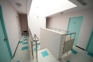 【内装】 | 大津市北比良957-13　中古戸建 | 二階階段付近、吹き抜け天井