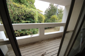 【バルコニー】 | 大津市北比良957-13　中古戸建 | 各部屋にバルコニーがあります