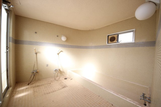 【浴室】 | 大津市北比良957-13　中古戸建 | 複数人で同時に入浴できる大浴場、非利用期間が長いので清掃ができていません