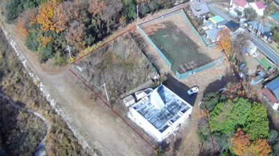 【周辺】 | 大津市北比良957-13　保養所 | 敷地空撮別角度、赤い線はおおよその敷地境界です