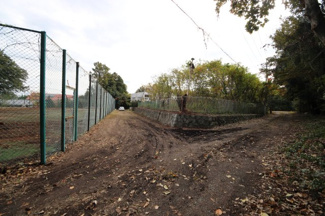 【前面道路含む現地写真】 | 大津市北比良957-13　中古戸建 | 前面道路から敷地入り口