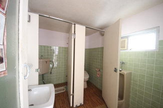 【トイレ】 | 大津市北比良957-13　中古戸建 | 建物内にトイレが複数個所あります