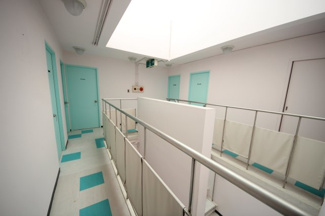 【内装】 | 大津市北比良957-13　中古戸建 | 二階通路の見た目