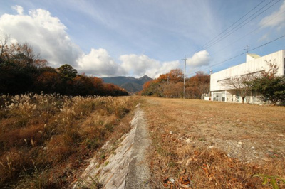 【周辺】 | 大津市北比良957-13　保養所 | 敷地横の河川敷から河川と比良山系の眺め