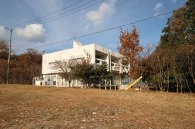【外観】 | 大津市北比良957-13　保養所 | 河川敷から見た対象建物