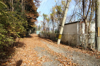 【前面道路含む現地写真】 | 大津市北比良957-13　中古戸建 | 敷地北西側の3号道路(昔からある道路)
