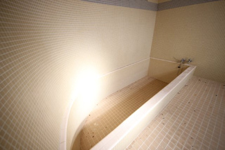 【浴室】 | 大津市北比良957-13　中古戸建 | 大浴場別角度