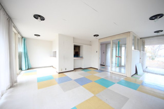 【居間・リビング】 | 大津市北比良957-13　中古戸建 | 大ホール別角度