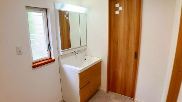 広島市安佐南区長楽寺1丁目　中古一戸建ての独立洗面台